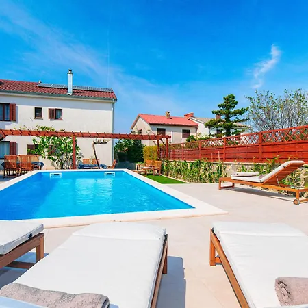 Lejlighed Away From With A Heated Pool Punat
