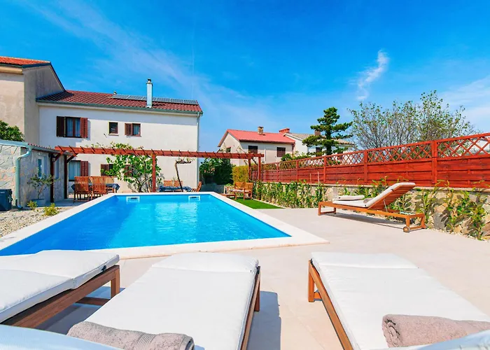 דירה Away From With A Heated Pool פונאנט