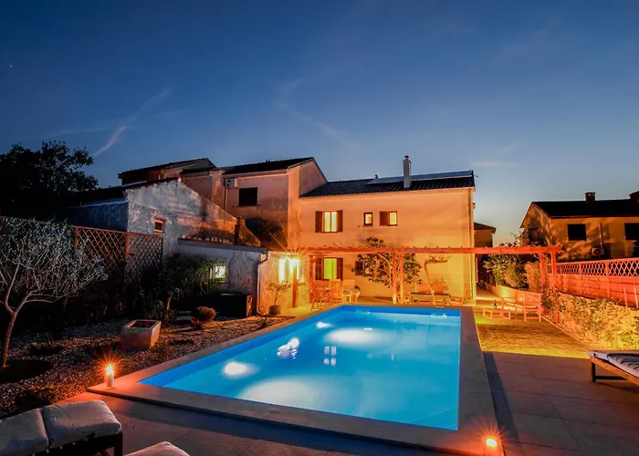 דירה Away From With A Heated Pool