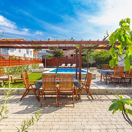 Appartamento Away From With A Heated Pool