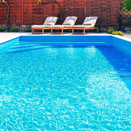 Lejlighed Away From With A Heated Pool Punat