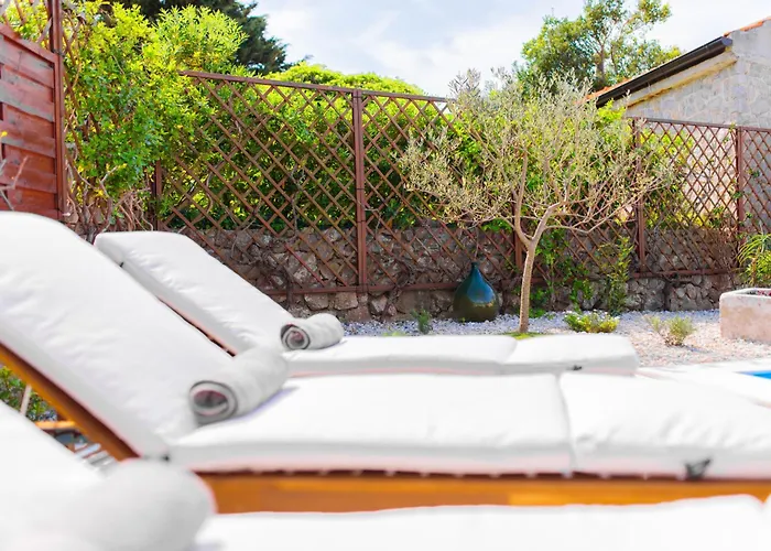 Appartamento Away From With A Heated Pool