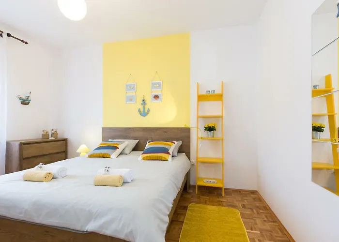 Appartamento Away From With A Heated Pool