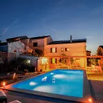 Apartmán Away From With A Heated Pool