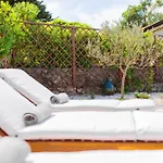 Apartmán Away From With A Heated Pool