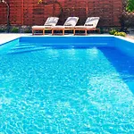Apartmán Away From With A Heated Pool Punat