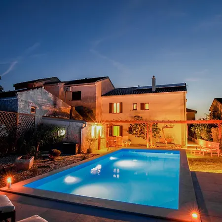 Apartmán Away From With A Heated Pool