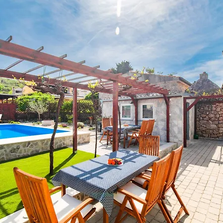 Apartmán Away From With A Heated Pool Punat