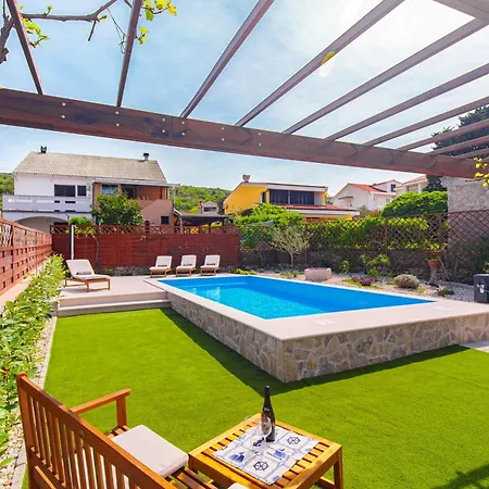 Apartmán Away From With A Heated Pool Punat