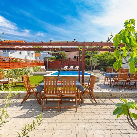 Apartmán Away From With A Heated Pool