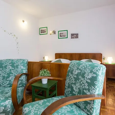 Apartmán Away From With A Heated Pool Punat